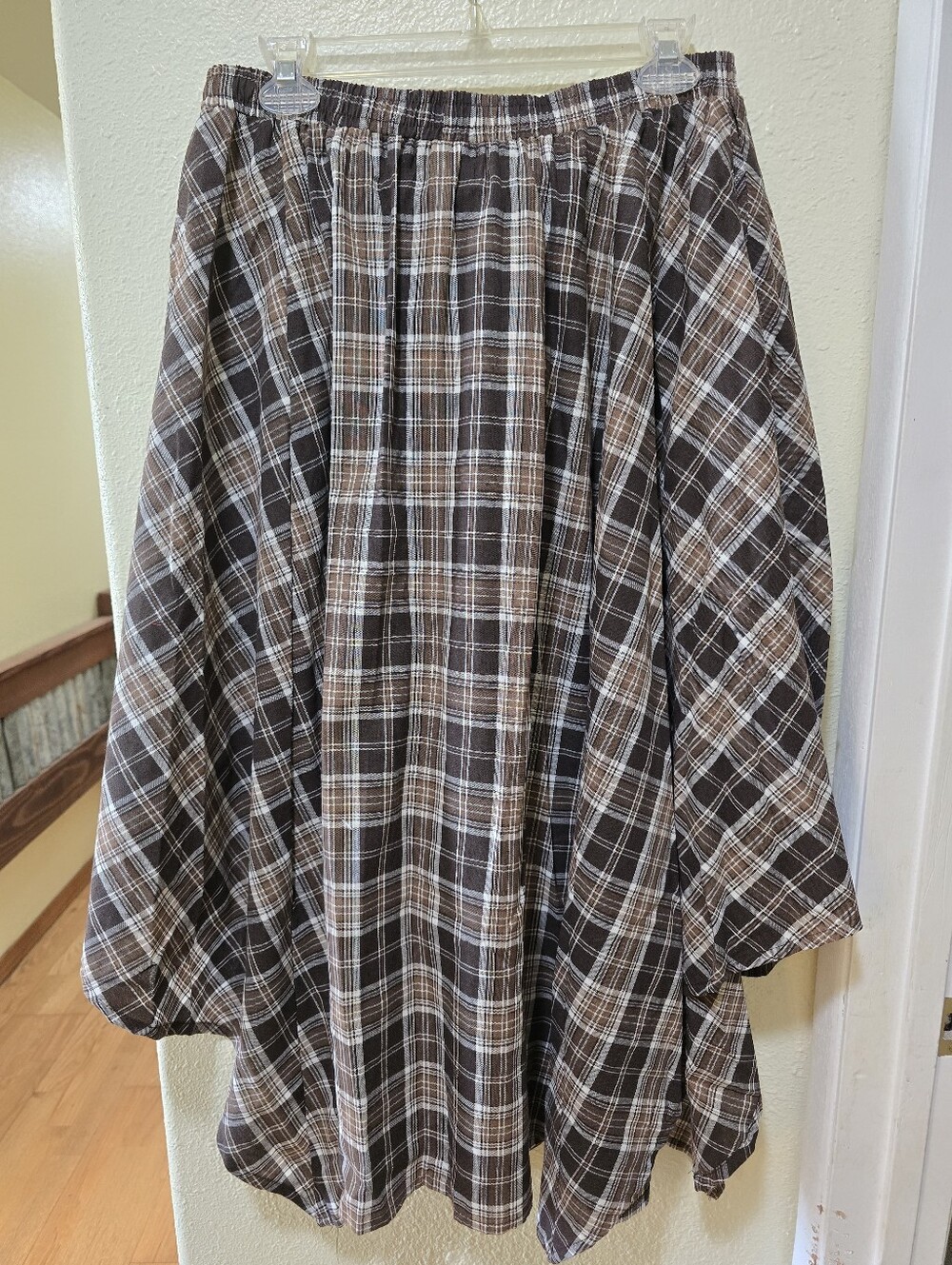 Brown Plaid Midi Skirt With Pockets - Picture 4 of 4